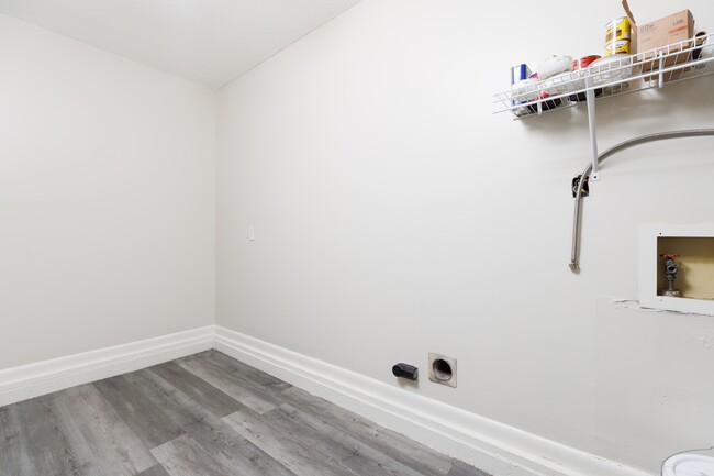 Building Photo - 110 Greenwood Cir