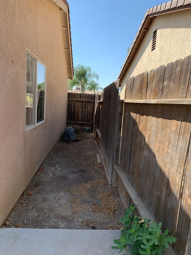 Building Photo - 5404 El Palacio Dr