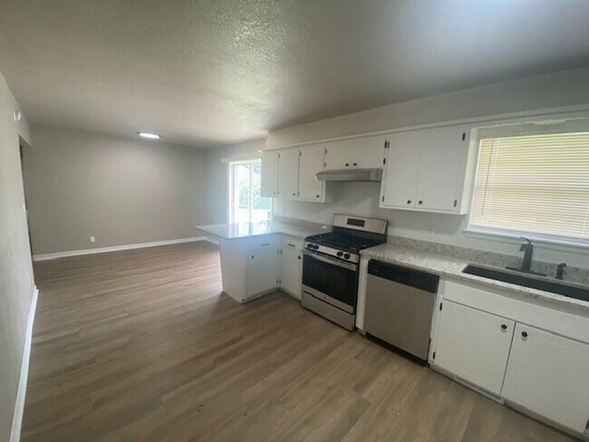 Building Photo - Remodeled 3 Bedroom - Union Schools! Self-...