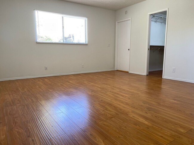 Building Photo - 4BR + 3 BA HOUSE IN LAKE BALBOA AVAILABLE ...