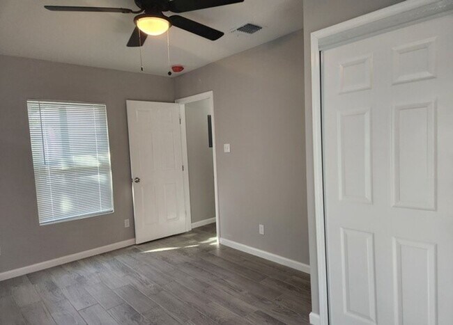 Building Photo - 302 Kenmar Dr