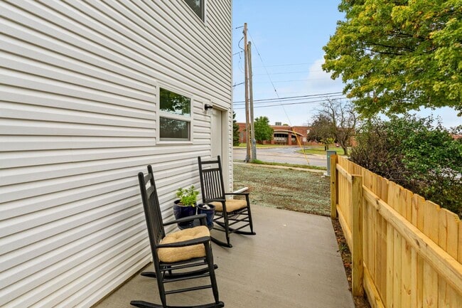 Building Photo - 382 N Franklin St