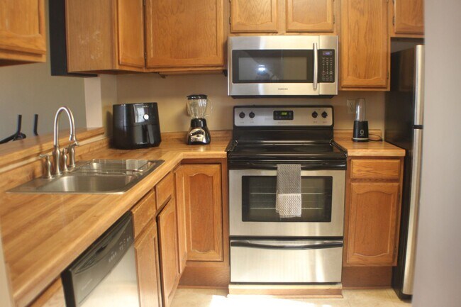 Building Photo - ***$500.00*** off June rent for signed lease starting June 1st.!! Elton Ridge townhome.