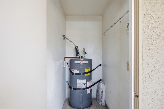 Building Photo - Nice Upgraded 2 Bedroom Condo in Gated Community - Eastern and 215