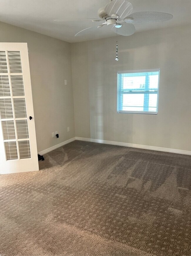 Building Photo - 600 E Lake Jasmine Cir