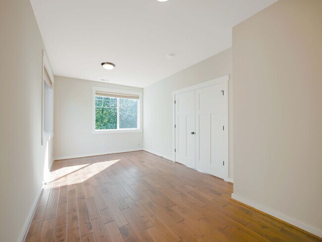 Building Photo - 3 Bed, 2.5 Bath Beautiful Single-family Av...