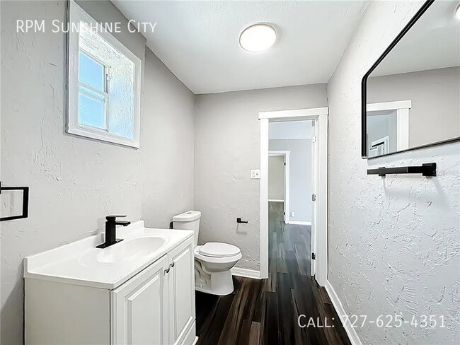 Building Photo - 944 18th Ave S