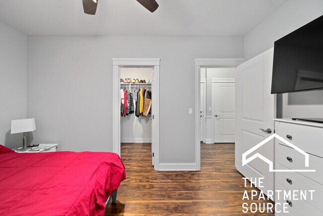 Building Photo - 738 N Avers Ave