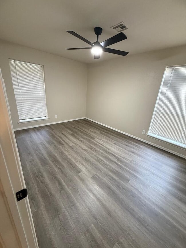 Building Photo - 2 Bed 1 Bath West Side Duplex