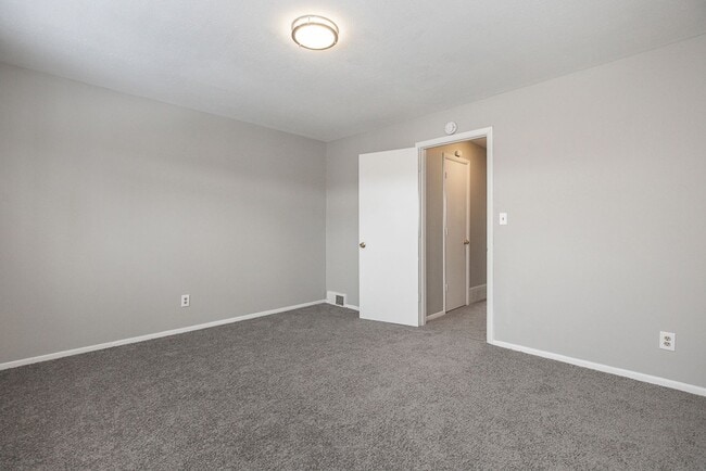 Building Photo - 2 BED 1.5 BATH UNIT IN THE BANBURY CONDOMINIUMS!