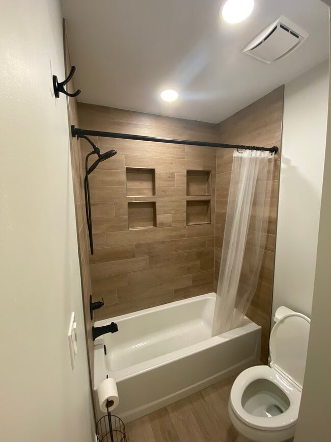 Building Photo - 471 W 67th St