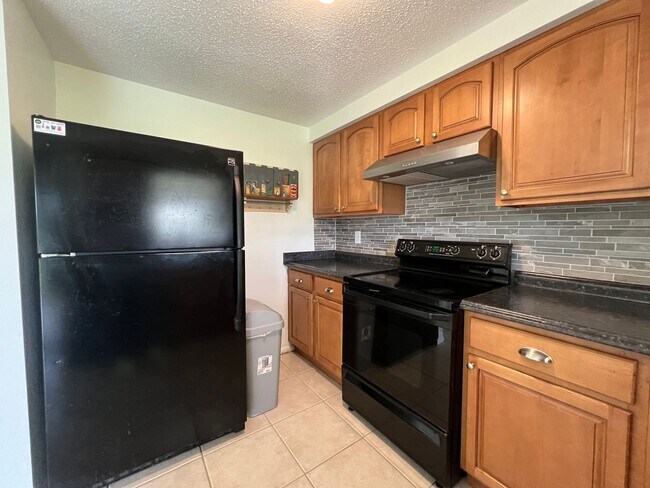 Building Photo - ** Annual ** 2 Bed / 2 Bath ** Single Fami...