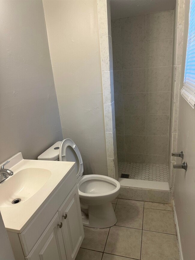Building Photo - 422 Essex Dr