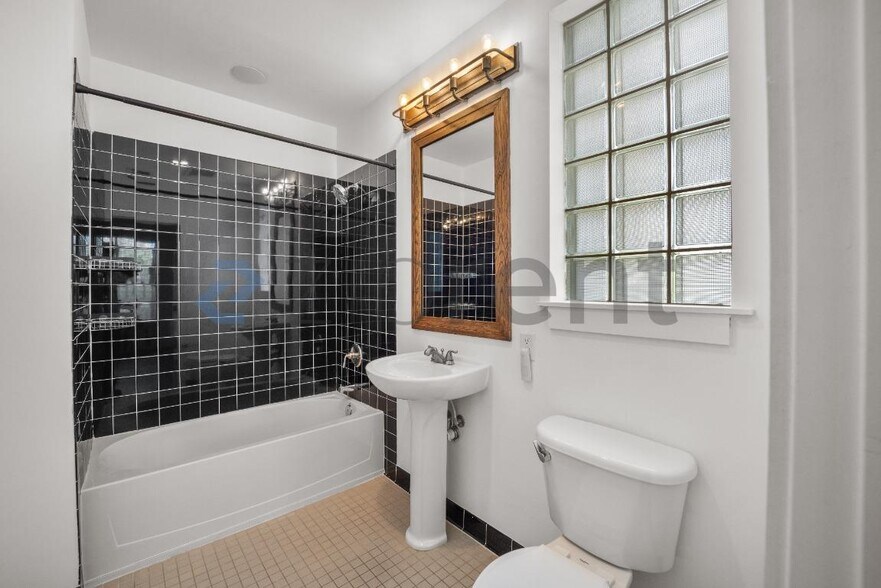 Building Photo - 1501 Doyle Carlton Dr