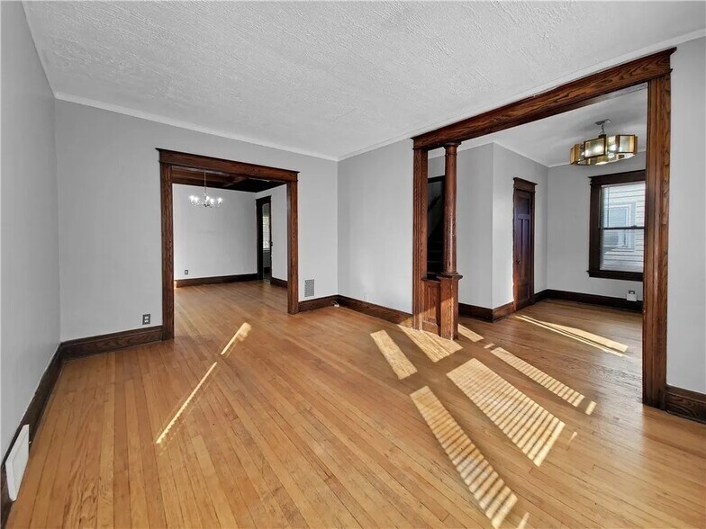 Building Photo - 546 Magee Ave