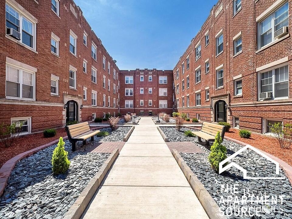 Building Photo - 955 W Cornelia Ave