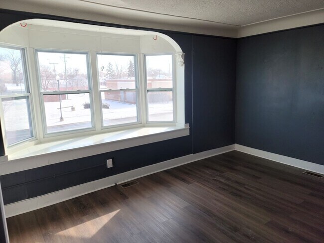 Primary Photo - 22641-22643 Van Dyke