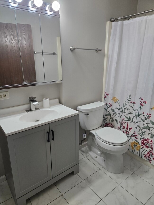 Building Photo - 4480 Shorewood Ct