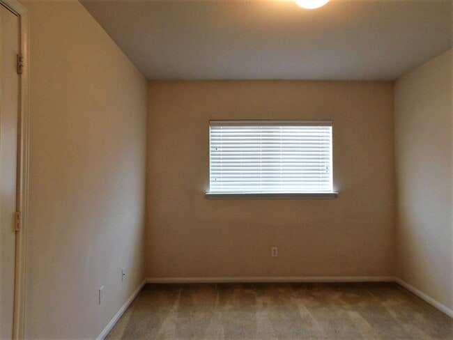 Building Photo - Available Now!!!! Beautiful home located i...