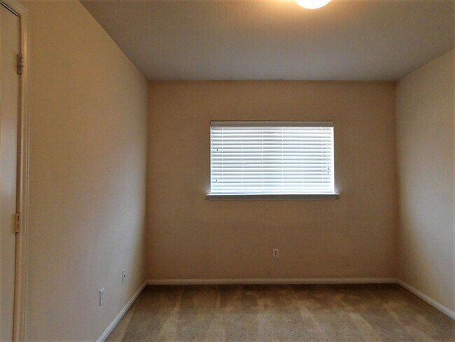 Building Photo - Available Now!!!! Beautiful home located in Harker Heights TX. This home includes 3 bedrooms, 2 b...