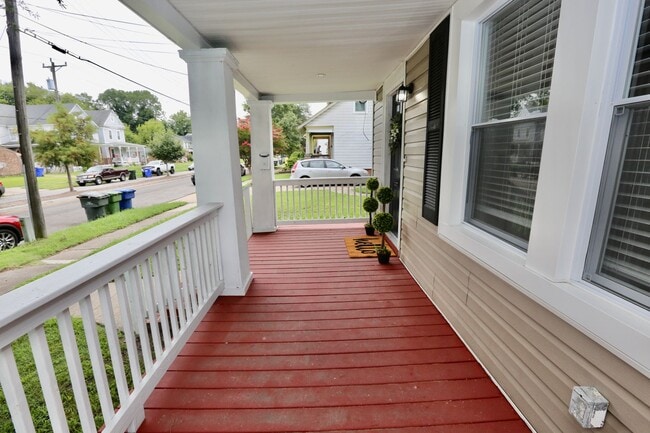 Building Photo - Updated & Ready 09-19-25! Pet Friendly - F...
