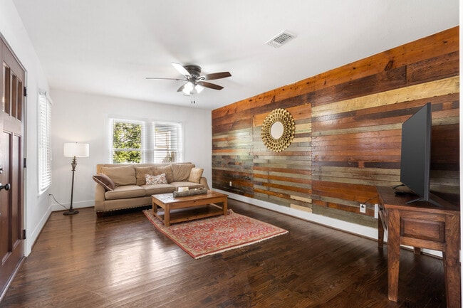 comfortable TV room - 2511 Lipscomb St