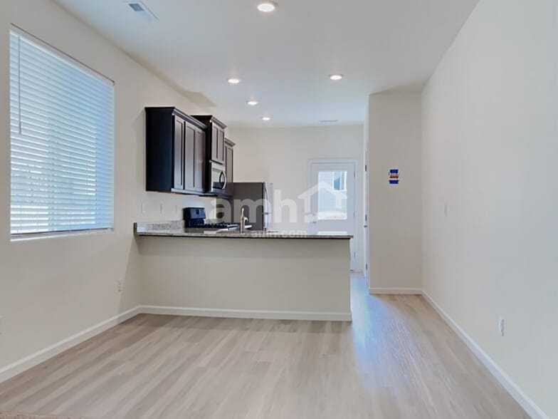 Building Photo - 1229 W 16th Ave