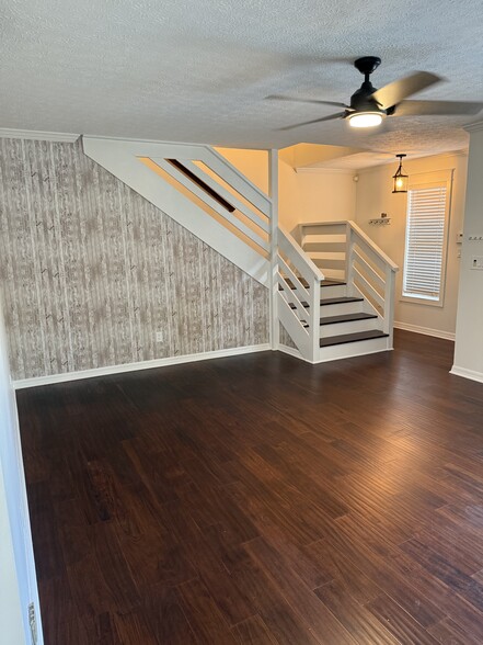 Liv Rm/Access Upstairs/Entryway - 3601 W Santiago St