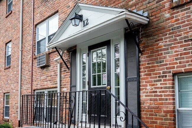 Building Photo - 12 Colonial Village Dr