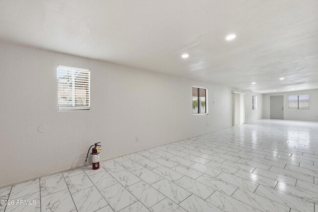 Building Photo - 4731 W Paradise Ln