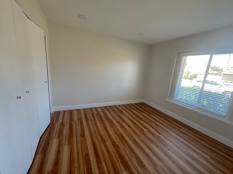 Building Photo - 1666 W Chanticleer Rd