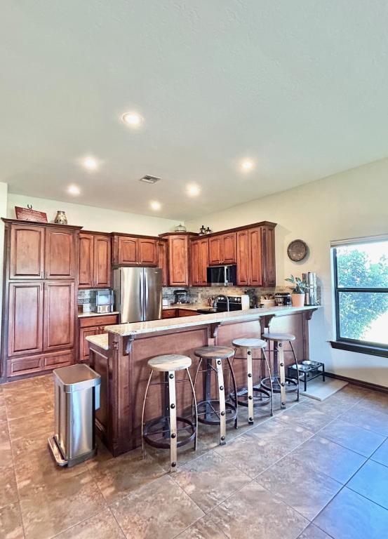 Building Photo - 8470 SW Sun Valley Dr