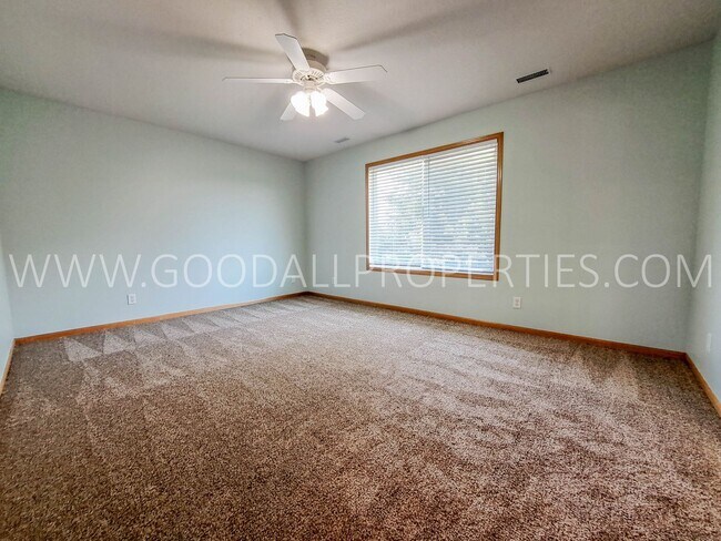 Building Photo - 3 Bedroom 3.5 Bath Urbandale Home Waukee S...