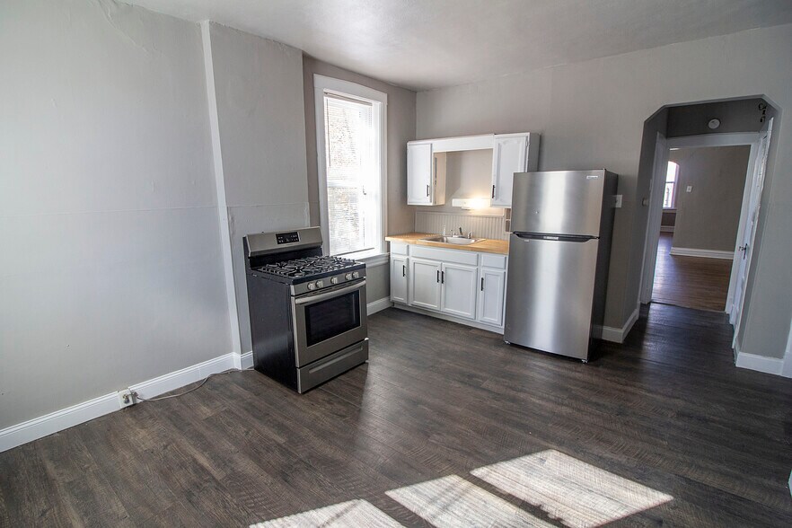 Building Photo - 4221 Dewey Ave