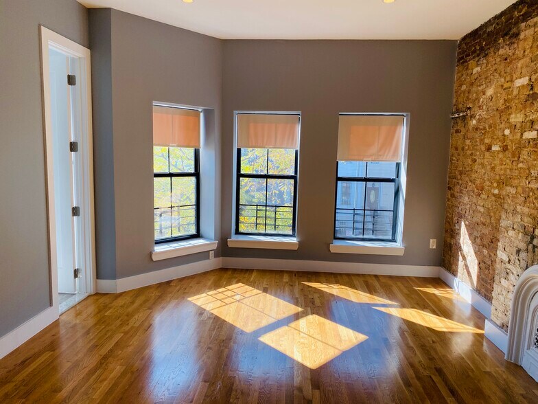 MASTER BEDROOM - 2083 Pacific St