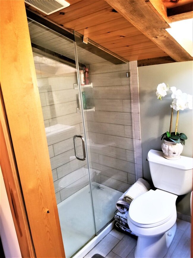 Building Photo - Quaint & Cozy 2 BR 2 BA in Fells Point/Canton Neighborhood Overlooking River