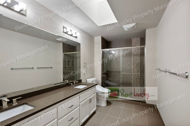 Building Photo - Like-New and HUGE 5-Bedroom Home in Prime Bellevue Location!!