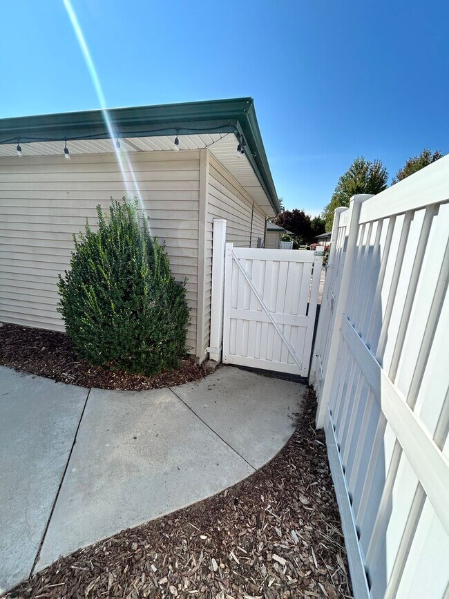 Building Photo - Free Rent for September!! Spacious Duplex ...