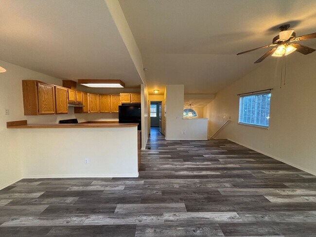 Building Photo - 726-728 E Spokane Ave