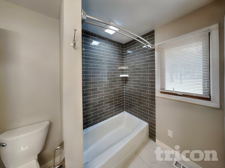 Building Photo - 14150 Rolling Oaks Cir NE