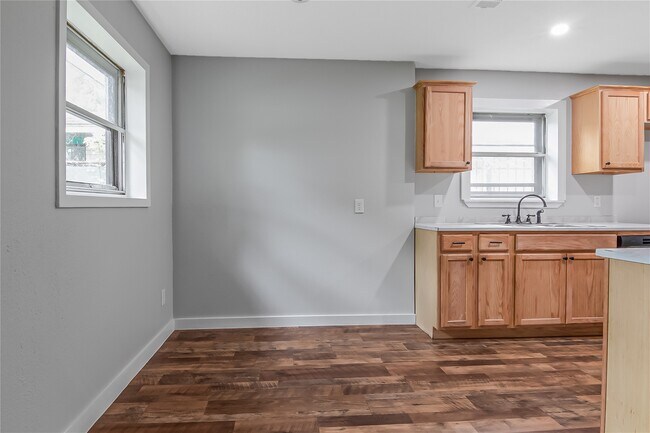 Building Photo - 7638 Parker Rd