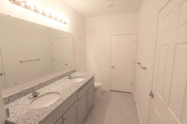 Building Photo - BEAUTIFUL 3BD 2.5 BTH Apartment home RAINT...