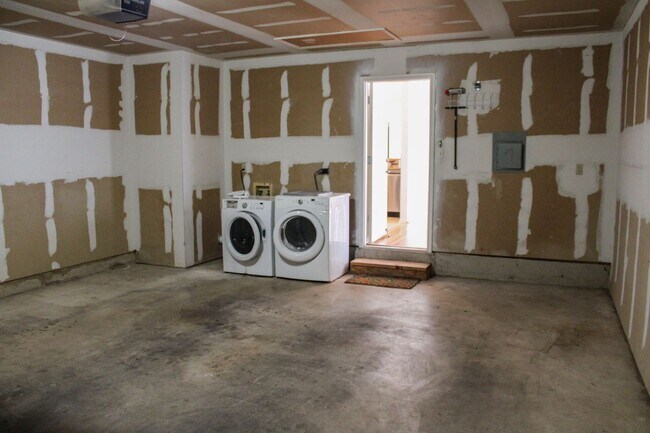 Building Photo - 3-BEDROOM IN CASTLE HILLS FOREST