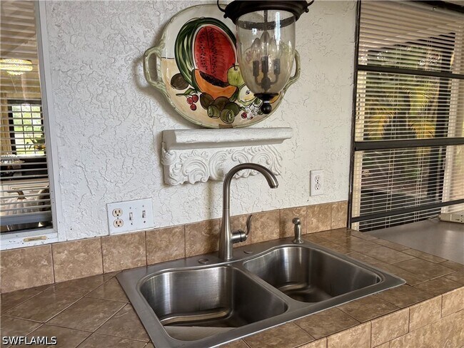 Building Photo - 1156 Oakes Blvd