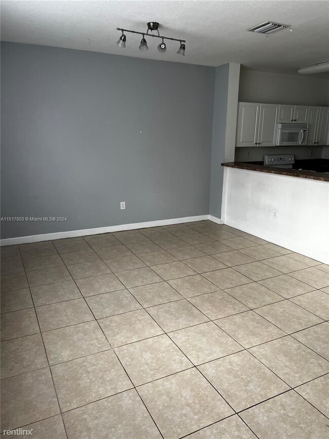 Building Photo - 3 br, 2 bath House - 1490 NE 33rd Ave # 20...