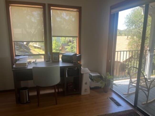 Building Photo - Welcome to this charming 1-bedroom, 1.5 bathroom home with an Office