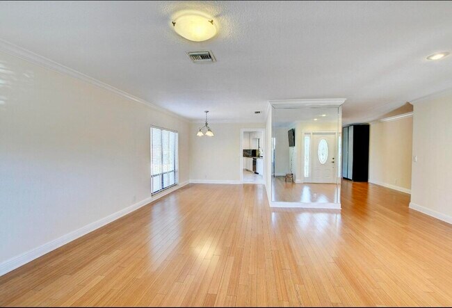 Building Photo - 17768 Maplewood Dr
