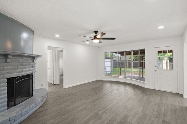 Building Photo - 16822 David Glen Dr