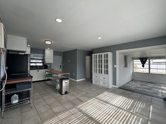 Building Photo - "Charming 1-Bedroom in Port Charlotte's Tranquil Setting"