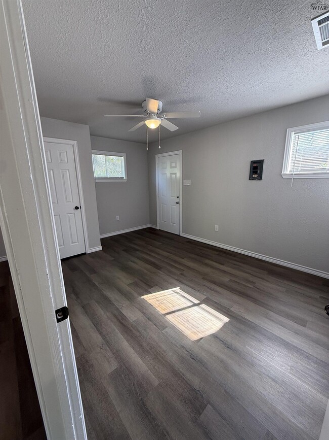 Building Photo - 1030 Wesley Dr